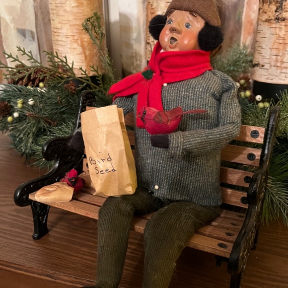 Byers Choice Cries of London Series Man on Bench Feeding the Birds - Picture 6 of 12